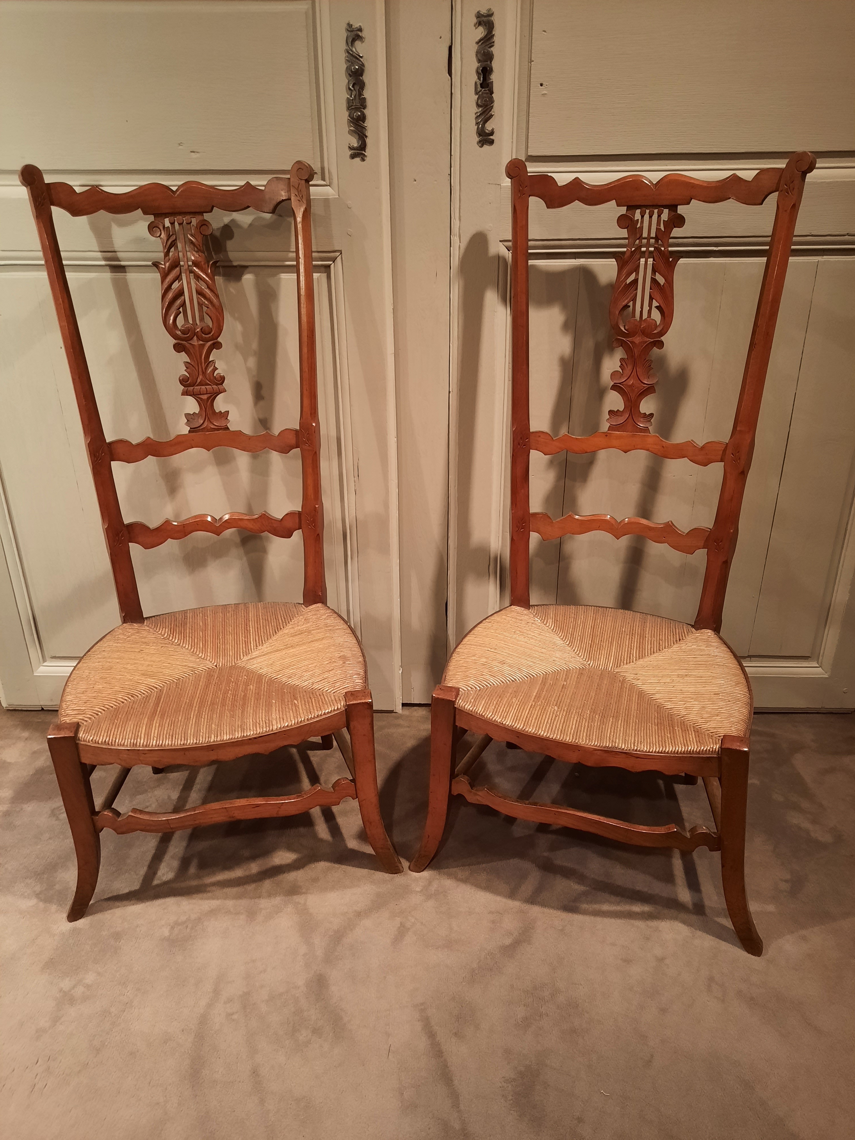 Paire de chaises basses à langer en merisier d’époque XIXème siècle.