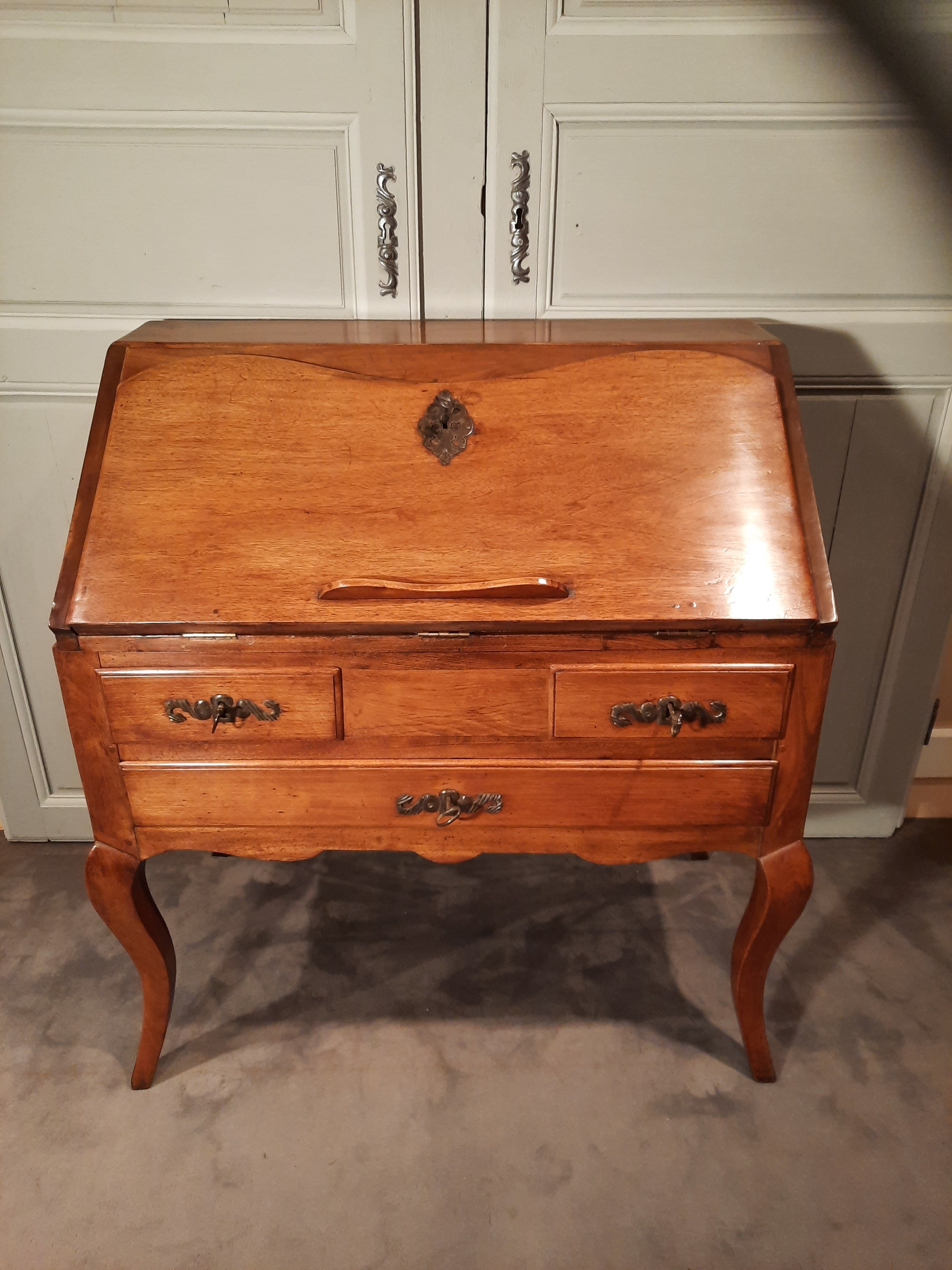 Bureau de pente Louis XV en bois naturel d’époque XVIIIème siècle.