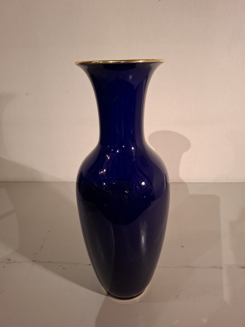 Vase bleu de cobalt de la Manufacture nationale de Sèvres, d’époque XXème siècle.