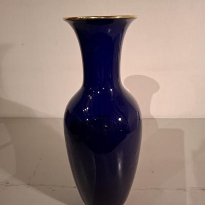 Vase bleu de cobalt de la Manufacture nationale de Sèvres, d’époque XXème siècle.